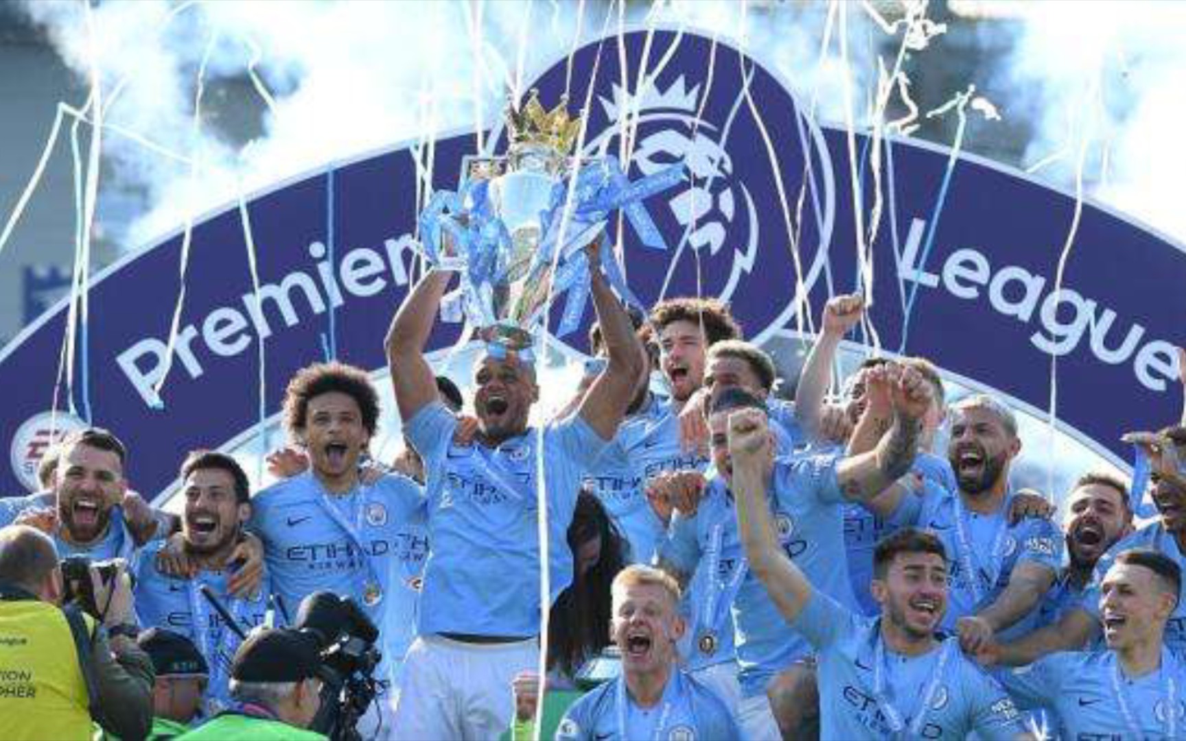 中显得更突 中显得更突